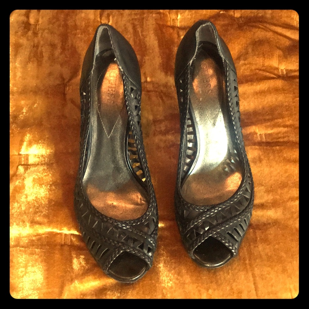 Guess 9 Black Leather Peep Toe Pumps Cut Out